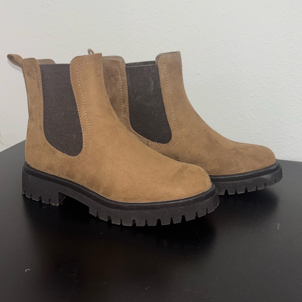 Old Navy Brown Chelsea Boots size 7. Worn once.